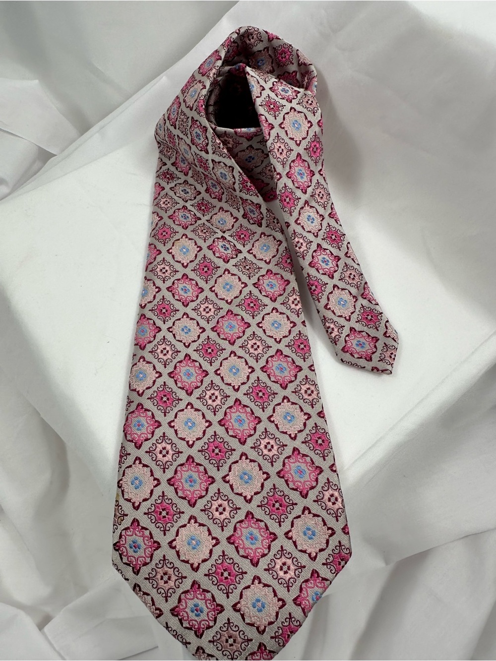 0748 Geoffrey Beene Tie 60” X 4”